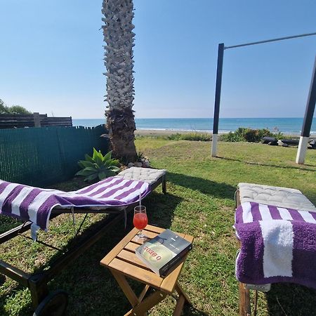 Ammos Beachfront Villa Paradise ลาร์นาคา ภายนอก รูปภาพ