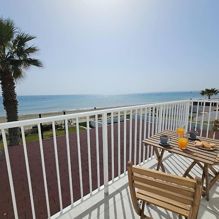 Ammos Beachfront Villa Paradise ลาร์นาคา ภายนอก รูปภาพ