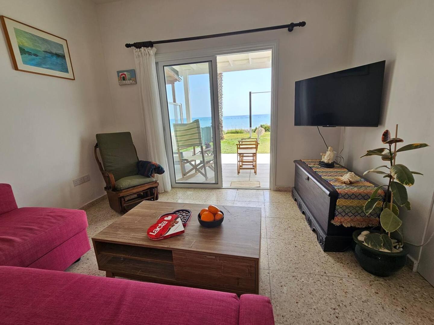 Ammos Beachfront Villa Paradise ลาร์นาคา ภายนอก รูปภาพ