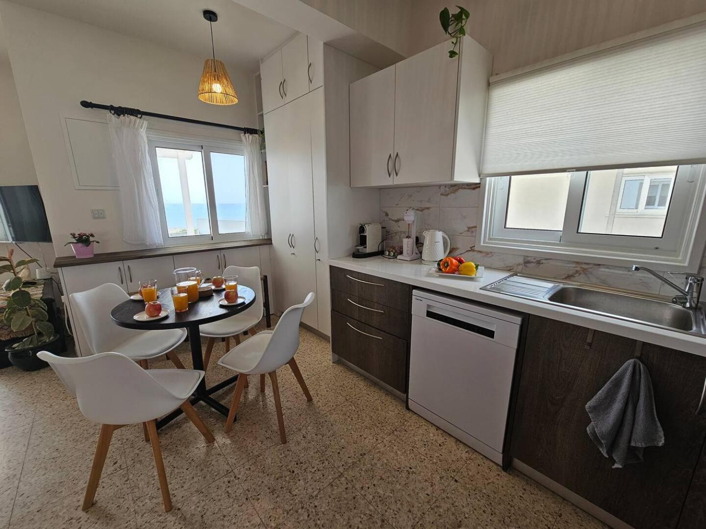 Ammos Beachfront Villa Paradise ลาร์นาคา ภายนอก รูปภาพ