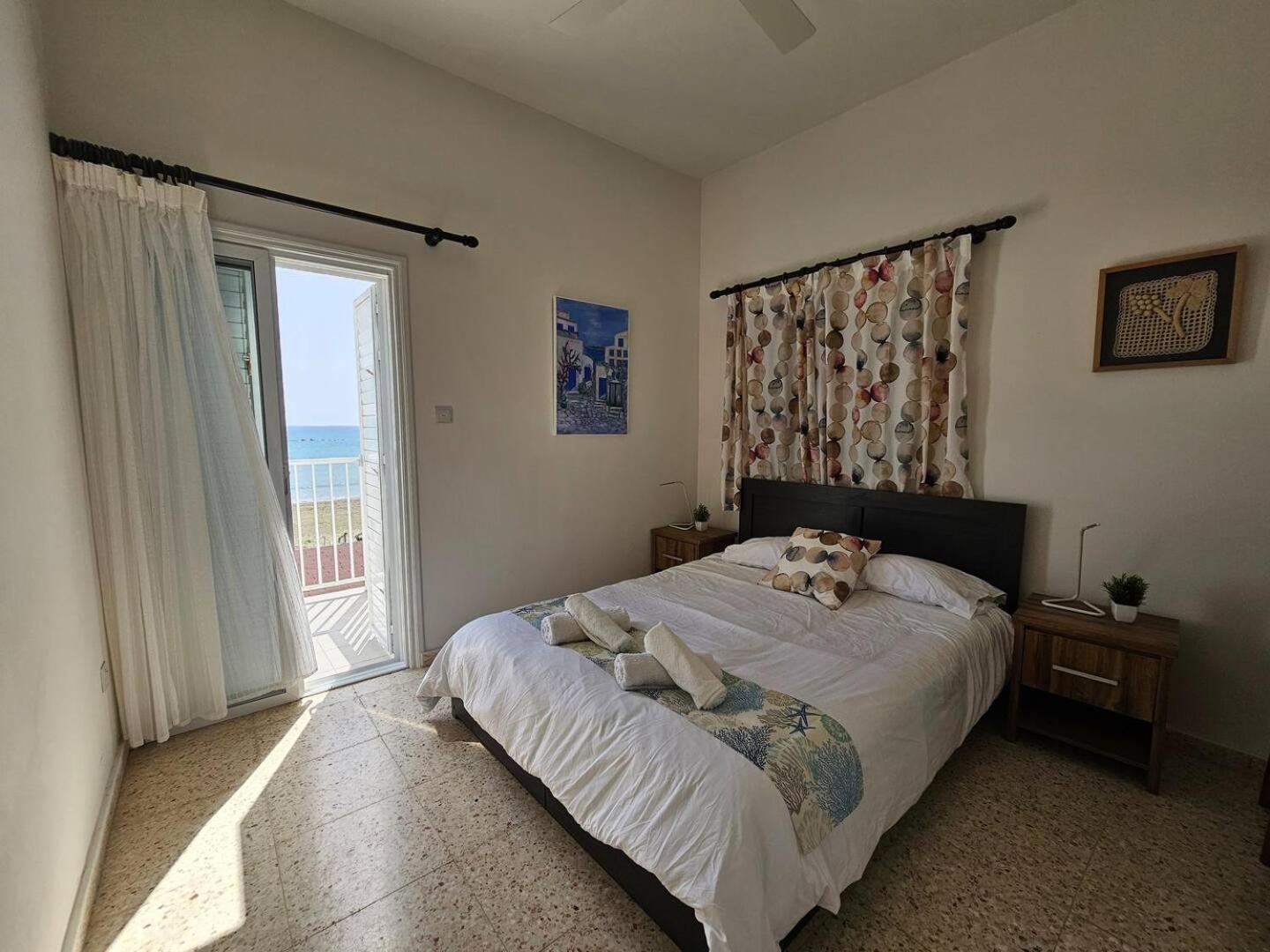 Ammos Beachfront Villa Paradise ลาร์นาคา ภายนอก รูปภาพ