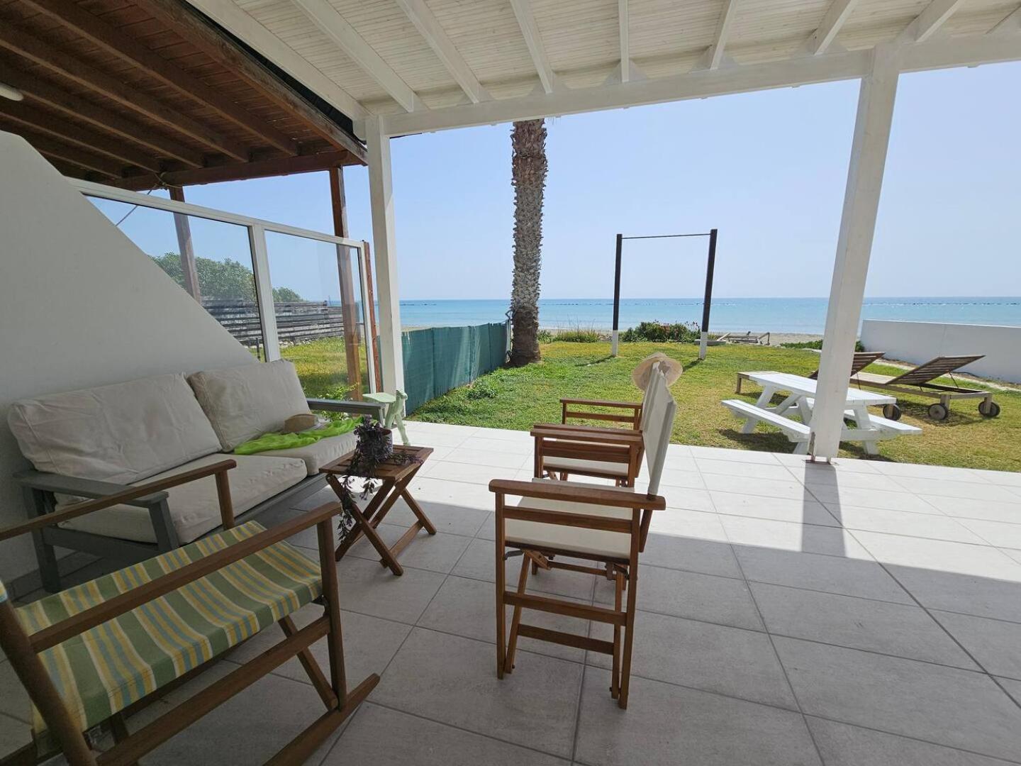Ammos Beachfront Villa Paradise ลาร์นาคา ภายนอก รูปภาพ
