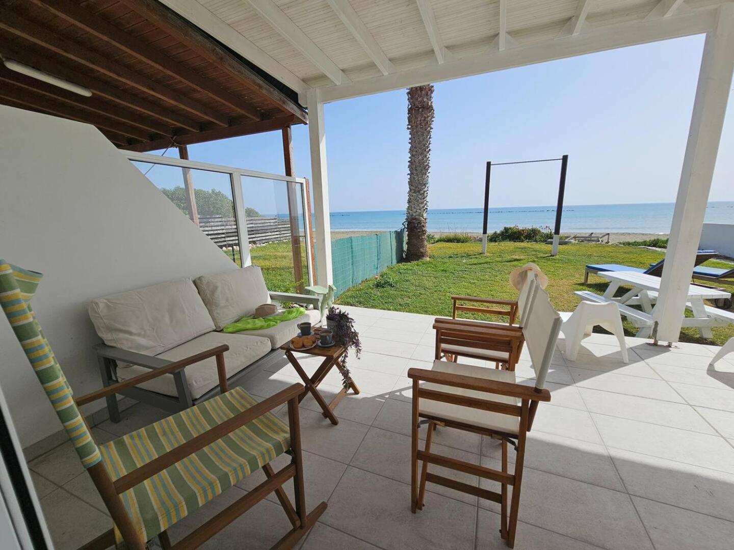 Ammos Beachfront Villa Paradise ลาร์นาคา ภายนอก รูปภาพ