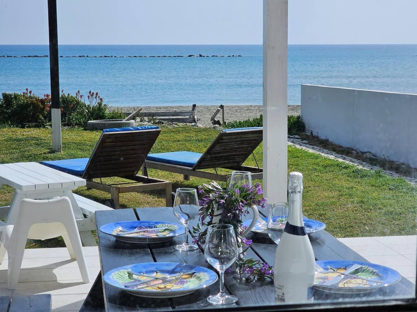 Ammos Beachfront Villa Paradise ลาร์นาคา ภายนอก รูปภาพ