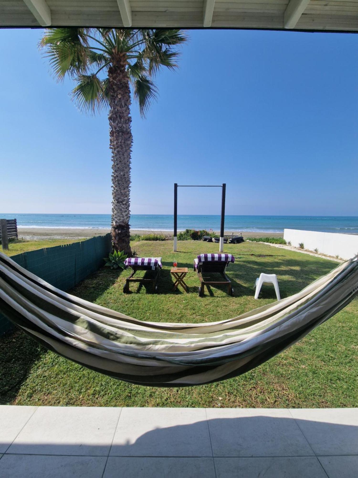 Ammos Beachfront Villa Paradise ลาร์นาคา ภายนอก รูปภาพ