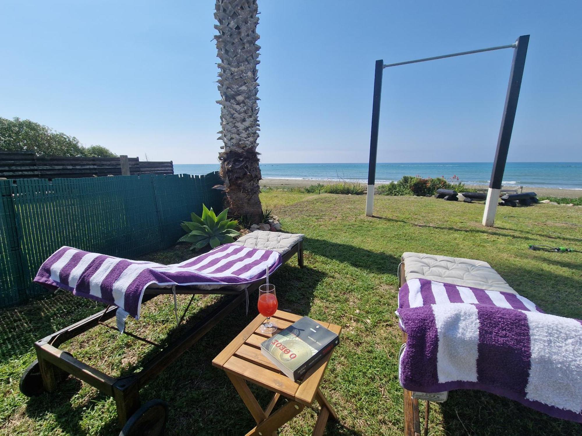 Ammos Beachfront Villa Paradise ลาร์นาคา ภายนอก รูปภาพ