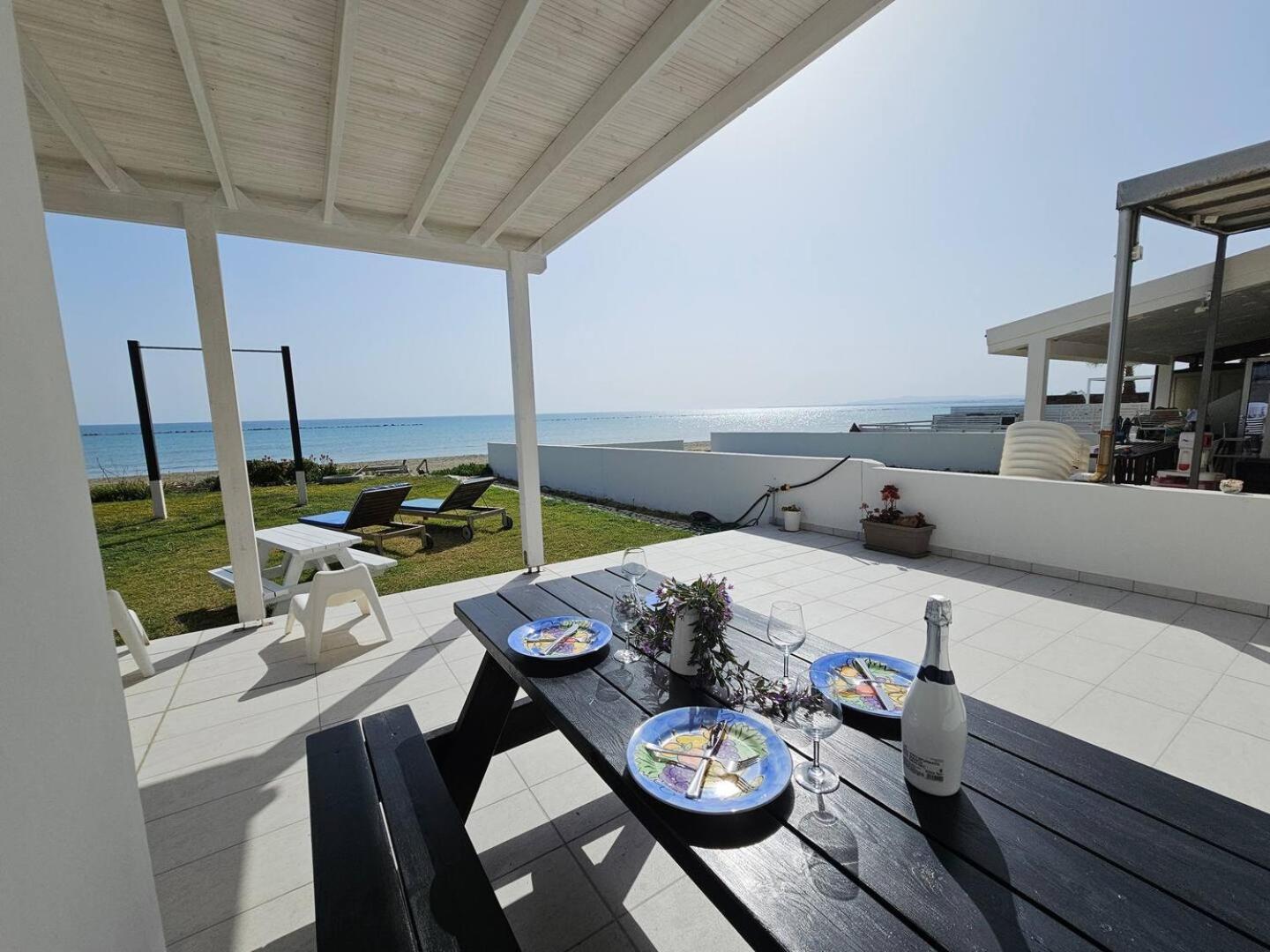 Ammos Beachfront Villa Paradise ลาร์นาคา ภายนอก รูปภาพ