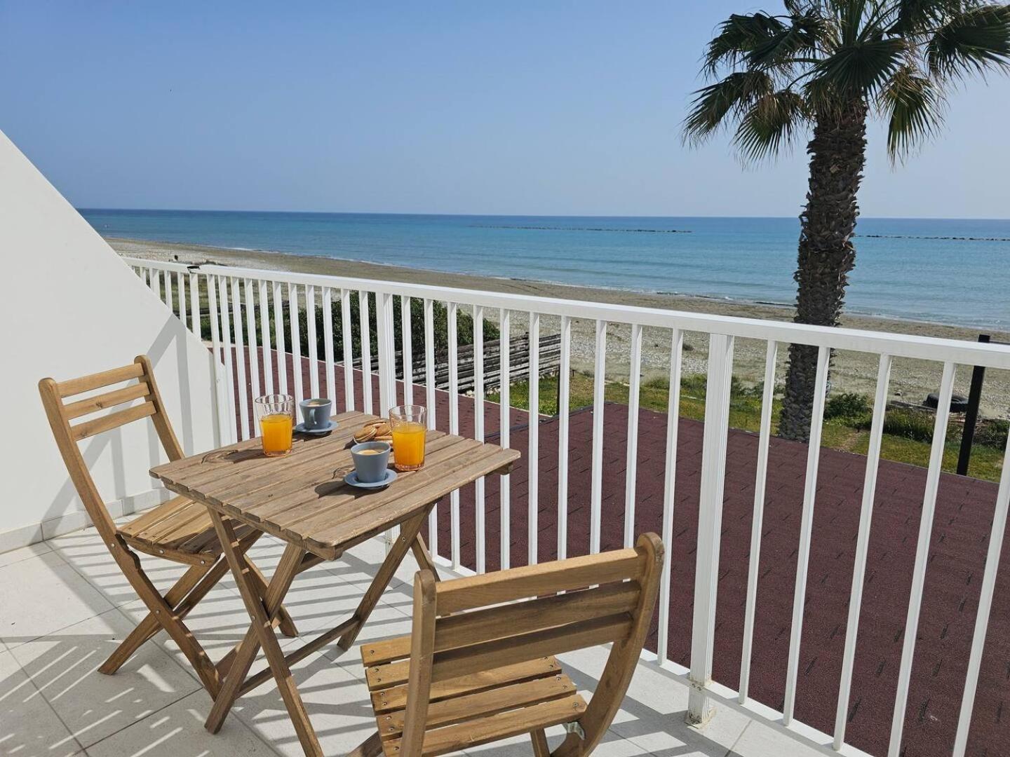 Ammos Beachfront Villa Paradise ลาร์นาคา ภายนอก รูปภาพ