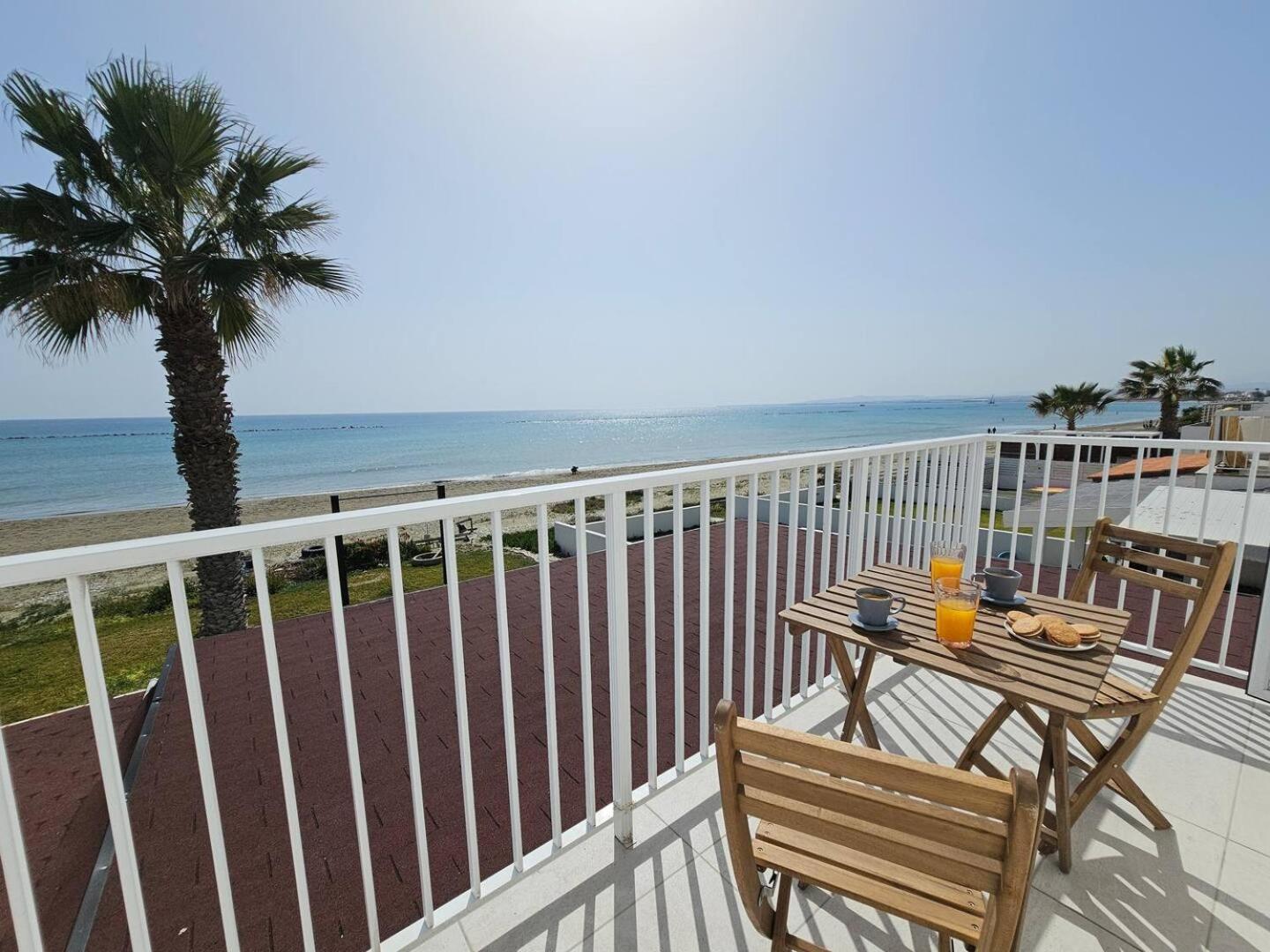 Ammos Beachfront Villa Paradise ลาร์นาคา ภายนอก รูปภาพ